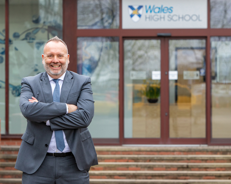 PepeDilasiooutsideschoolsmilinginset800px | Schools Week